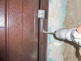 Установка металлических входных дверей в Пскове