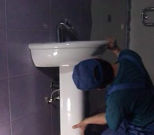 Установка раковины в ванной в Пскове