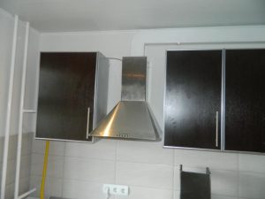 Установка вытяжки на кухне в Пскове