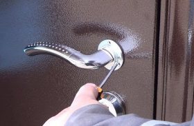 Замена дверной ручки металлической двери в Пскове