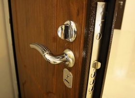 Замена входной двери в квартире в Пскове