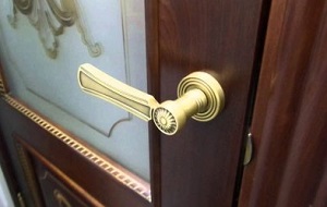 Установка дверной ручки в Пскове