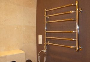 Установка электрического полотенцесушителя в ванной в Пскове