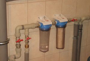 Установка проточного фильтра для воды в Пскове