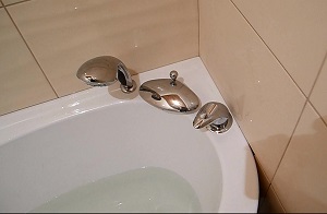 Установка смесителя на ванну в Пскове
