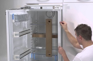 Установка встраиваемого холодильника в Пскове